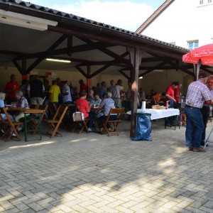 Blick auf das Sommerfest auf dem Schulhof